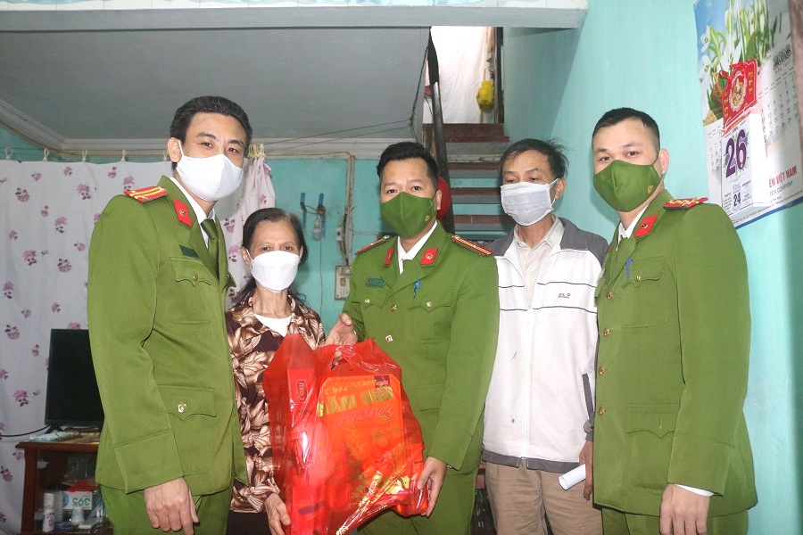 Công an phường Hàng Kênh, quận Lê Chân: Trao 80 suất quà Tết tặng các hộ dân có hoàn cảnh khó khăn